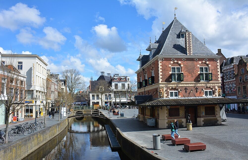 De Waag weeghuisgebouw in het centrum van Leeuwaren